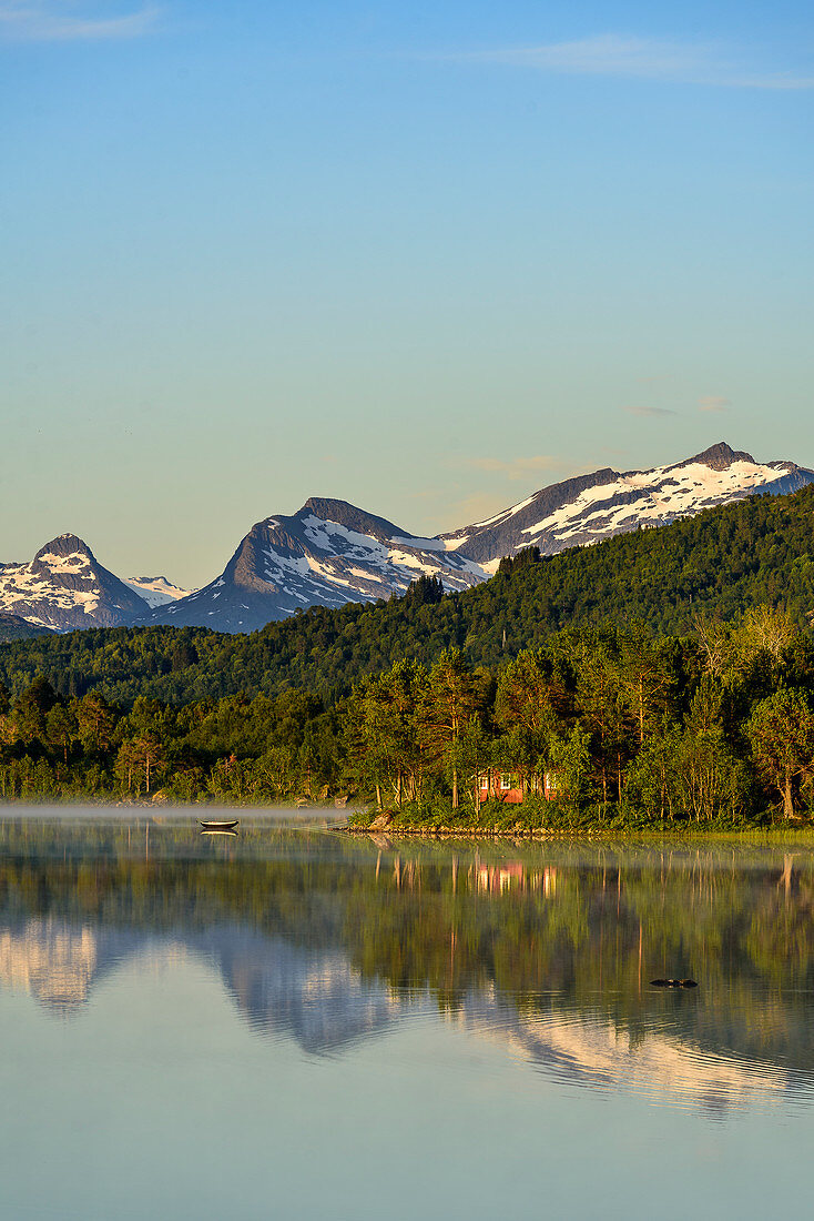 Blick auf den See Brennvikvatnet auf Hamarøy, Norwegen