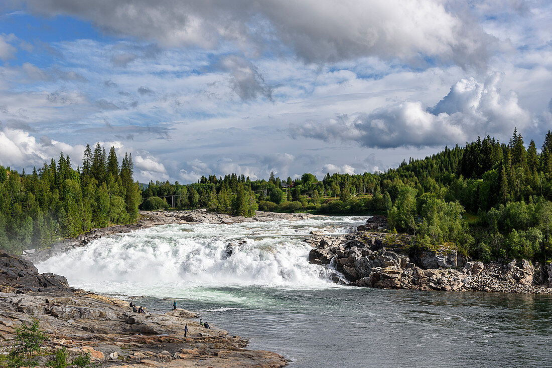 Der Fluss Vefsna mit dem Wasserfall Laksfossen, Norwegen