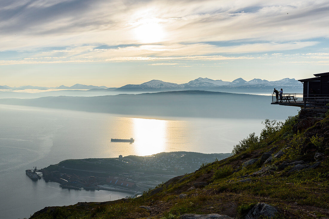 Junges Paar auf Terrasse, Vom Fagernesfjell hat man einen tollen Blick auf den Ofotfjord und, Narvik, Norwegen