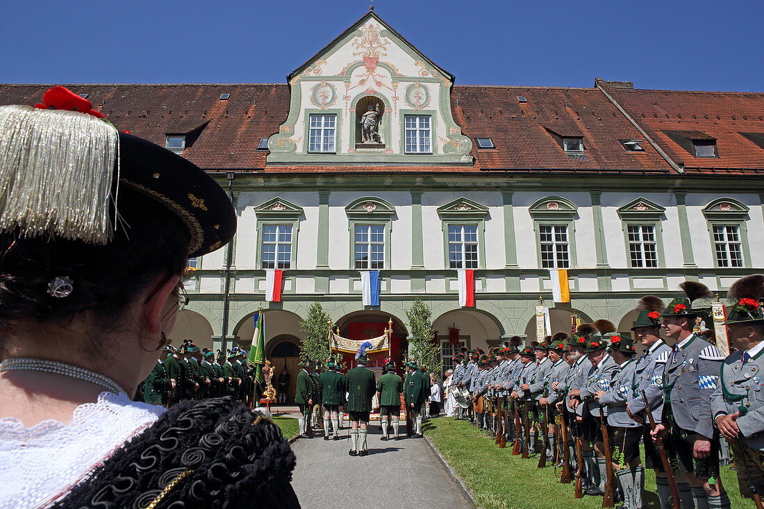 Fronleichnamsprozession im Kloster Benediktbeuern, Oberbayern, Bayern, Deutschland