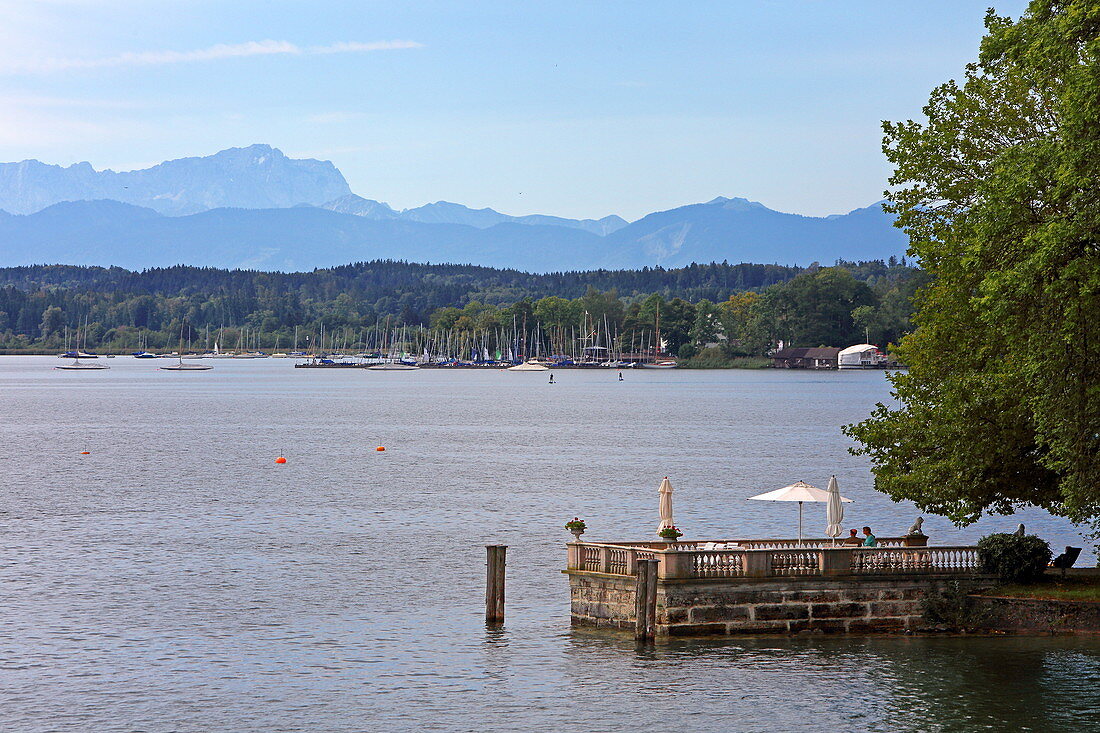 Steg im Park der Evangelischen Akademie, Tutzing, Starnberger See, im Hintergrund die Zugspitze, 5-Seen-Land, Oberbayern, Bayern, Deutschland