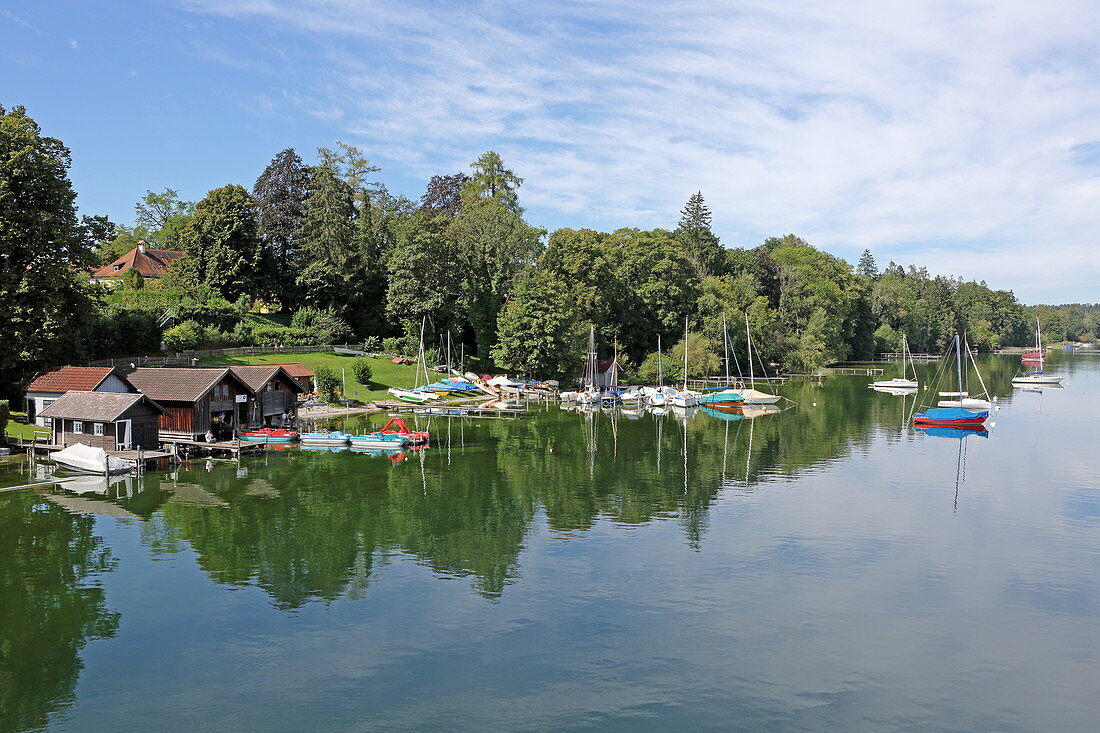 Bootshäuser westlich von Seeshaupt, Starnberger See, 5-Seen-Land, Oberbayern, Bayern, Deutschland