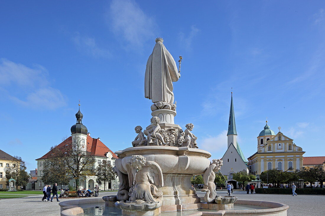 Marienbrunnen auf dem Kapellplatz, Altötting, Oberbayern, Bayern, Deutschland