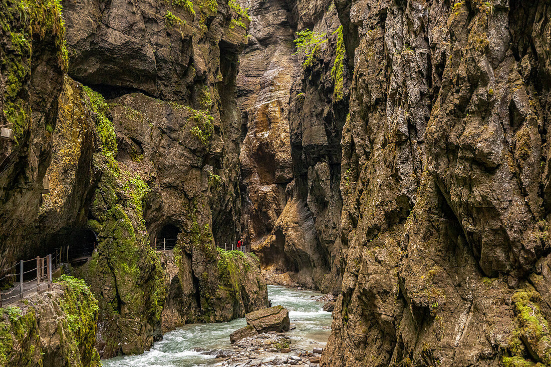 Blick durch die Felswände und den Fluss der Partnachklamm, Garmisch-Partenkirchen, Oberbayern, Deutschland