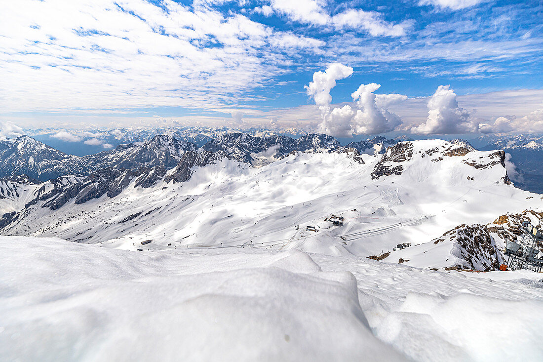 Blick von Zugspitze Gipfel auf Gletscher und Berglandschaft im Schnee, Grainau, Oberbayern, Deutschland