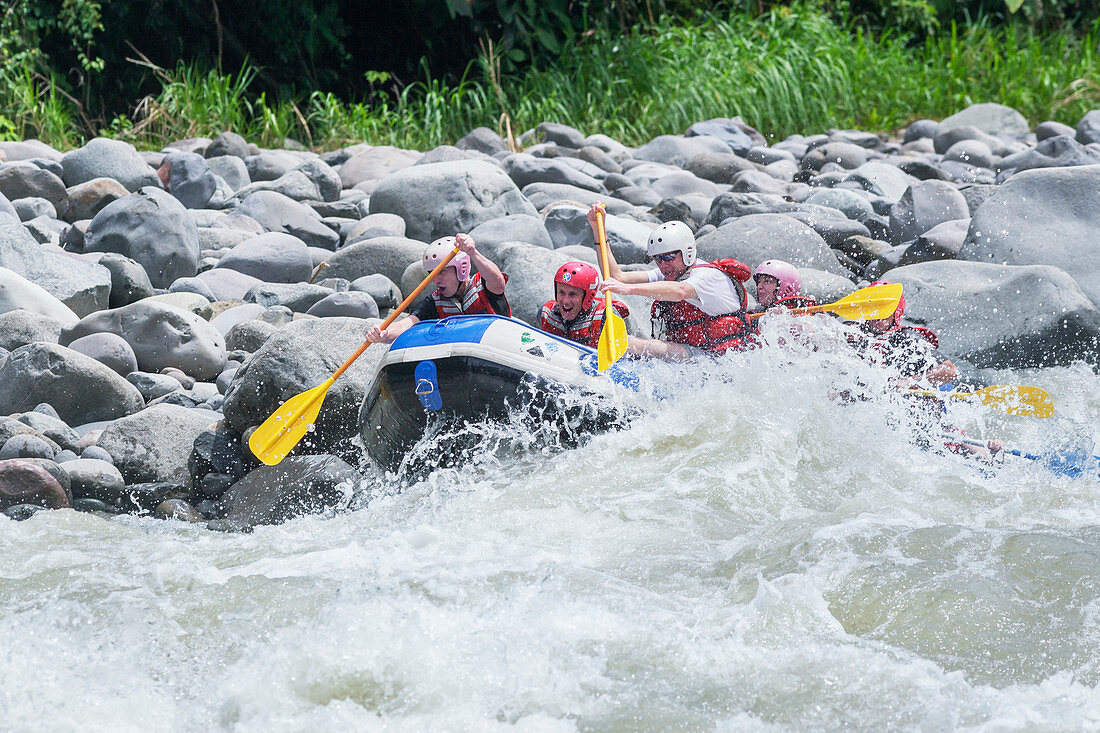 Eine Gruppe von Menschen beim Wildwasser-Rafting auf dem Pacuare-Fluss, Turrialba, Costa Rica