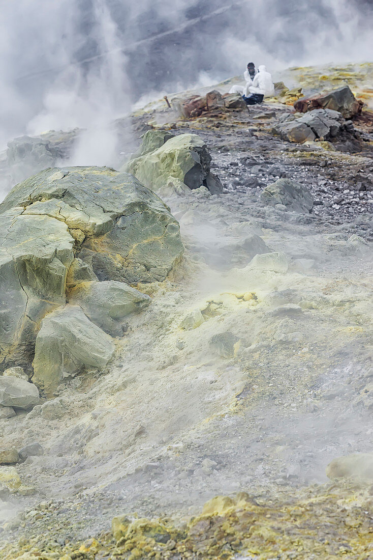 Vulkanologen sammeln Mineralienproben auf Gran Cratere, Vulcano Island, Äolischen Inseln, Sizilien, Italien