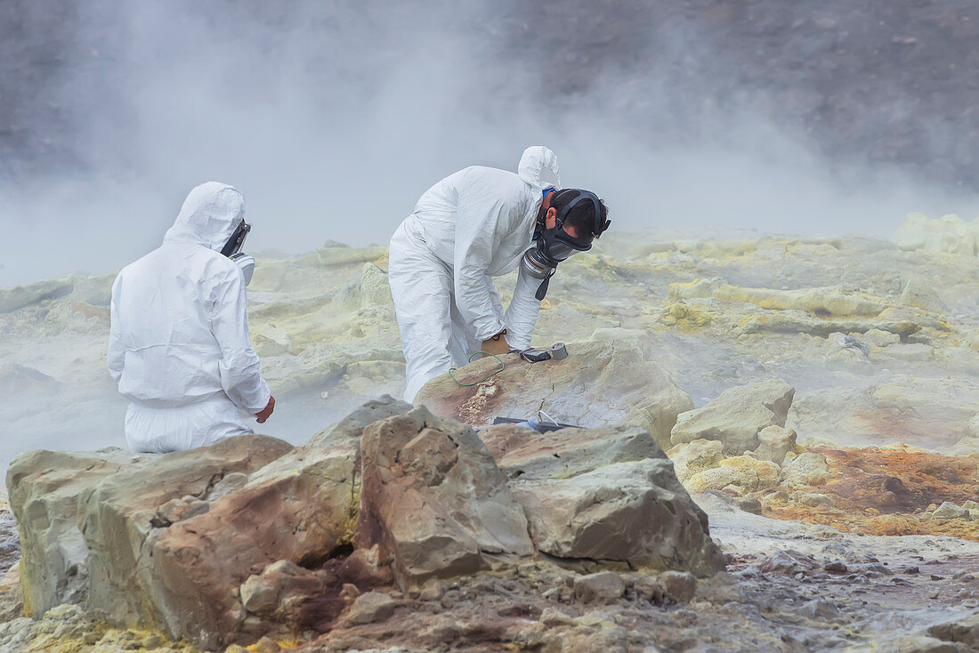 Vulkanologen sammeln Mineralienproben auf Gran Cratere, Vulcano Island, Äolischen Inseln, Sizilien, Italien