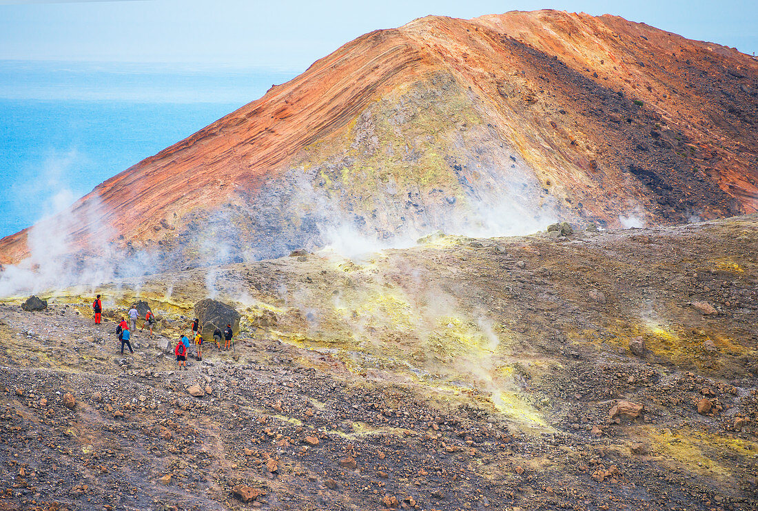 Menschen auf Gran Cratere, Insel Vulcano, Äolische Inseln, Sizilien, Italien