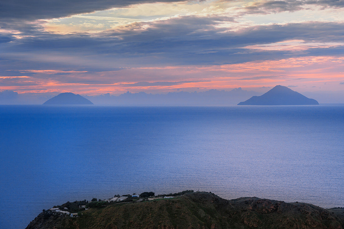 Blick auf die Inseln Finicudi und Alicudi vom Gran Cratere, Insel Vulcano, Äolische Inseln, Sizilien, Italien