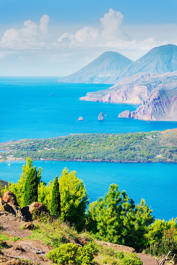Blick auf die Insel Lipari und Salina, Insel Vulcano, Äolische Inseln, Sizilien, Italien