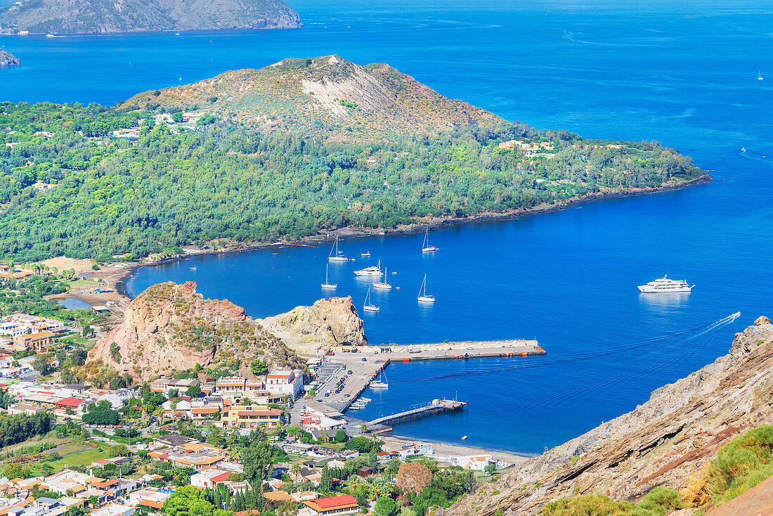 Blick auf den Hafen von Vulcanello und Levante, Insel Vulcano, Äolische Inseln, Sizilien, Italien