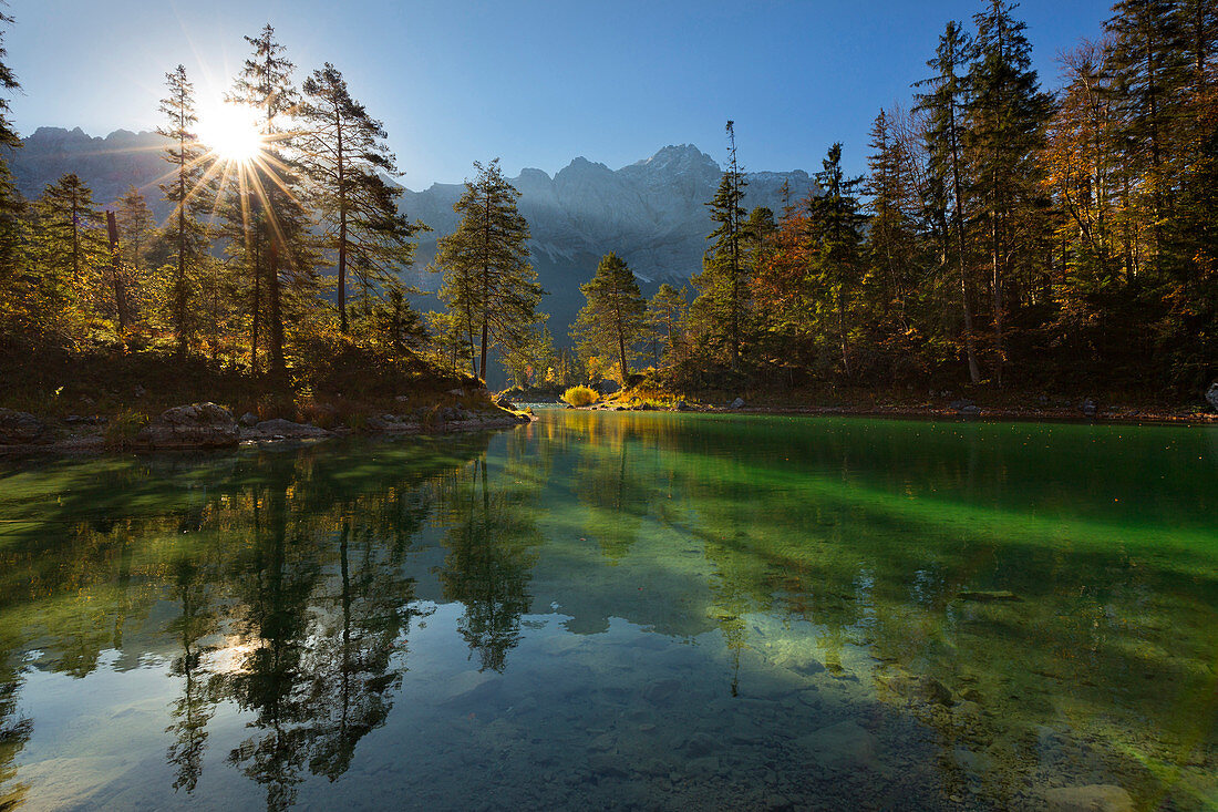 Autumn at the Eibsee, view to the Zugspitze, Werdenfelser Land, Bavaria, Germany