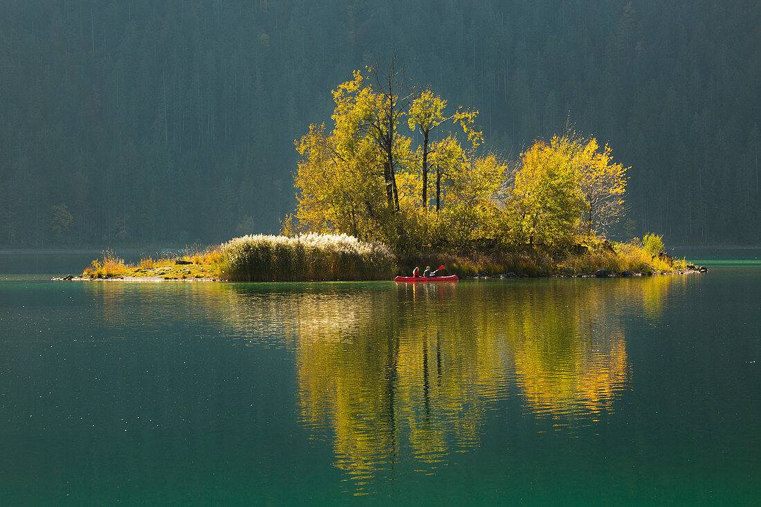 Island in the Eibsee below the Zugspitze, two people in a canoe, Werdenfelser Land, Bavaria, Germany