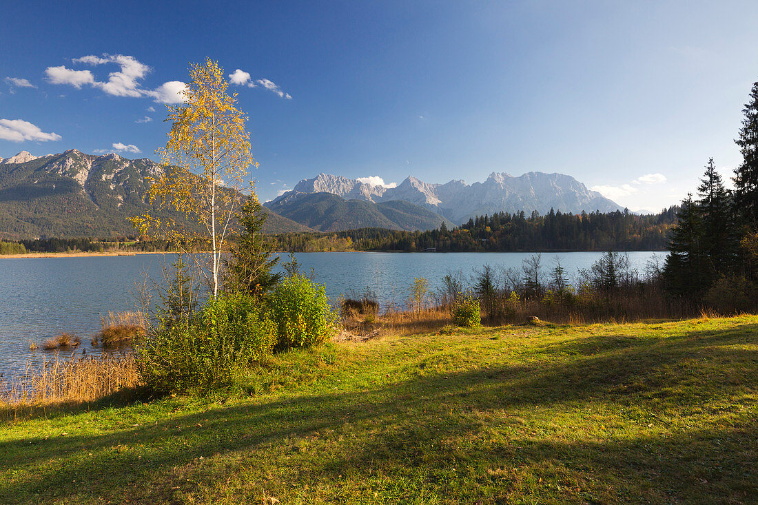 Herbst am Barmsee, Blick zum Karwendel, Werdenfelser Land, Bayern, Deutschland