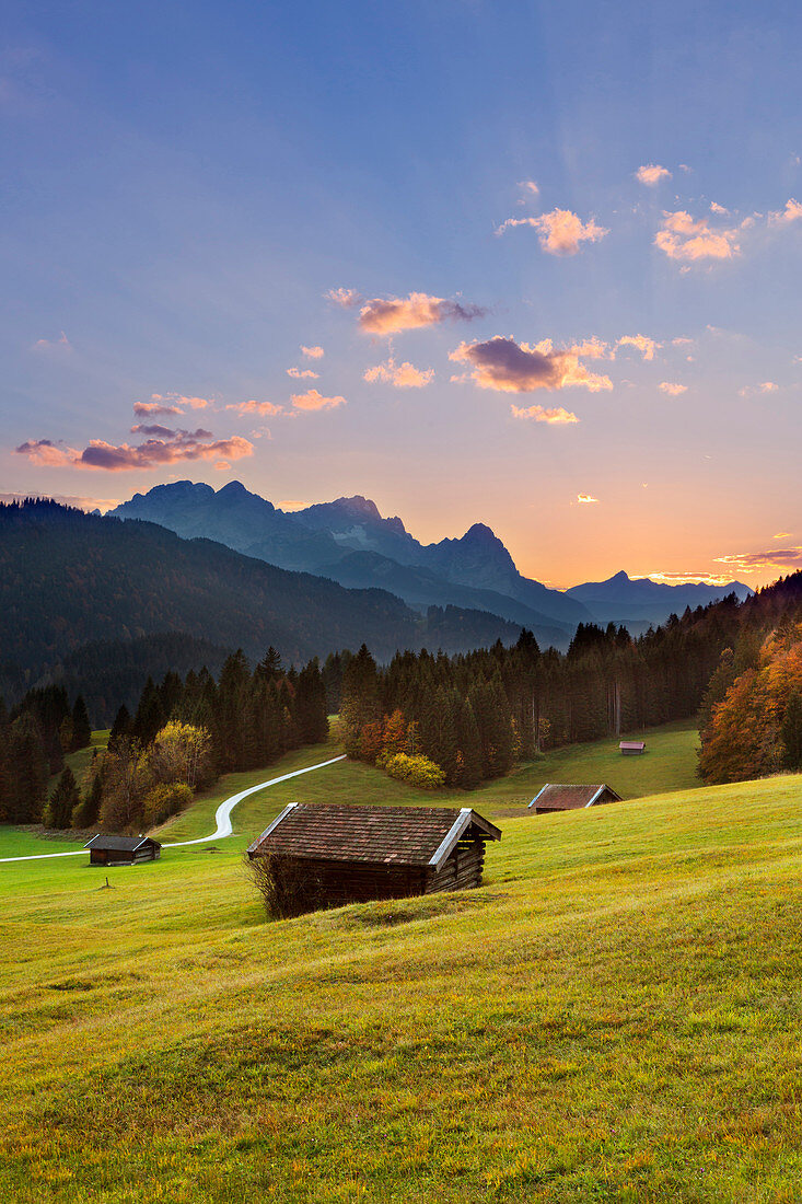 Abenddämmerung, Blick auf das Zugspitzmassiv mit Alpspitze, Zugspitze und Waxenstein, Werdenfelser Land, Bayern, Deutschland