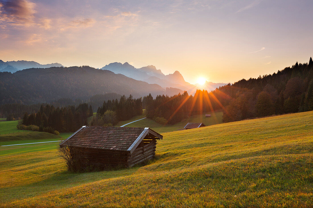 Abenddämmerung, Blick auf das Zugspitzmassiv mit Alpspitze, Zugspitze und Waxenstein, Werdenfelser Land, Bayern, Deutschland