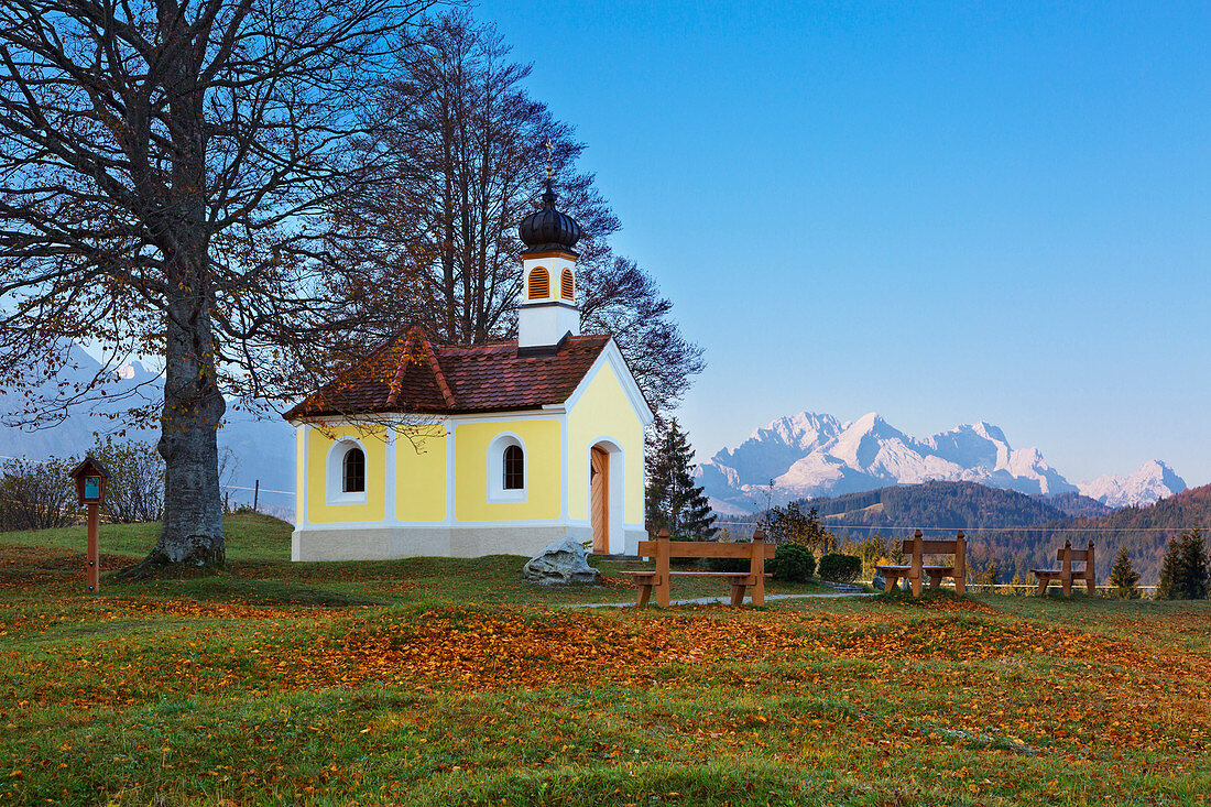 Maria Rast chapel near Krün, view of the Zugspitze massif with Alpspitze, Zugspitze and Waxenstein, Werdenfelser Land, Bavaria, Germany
