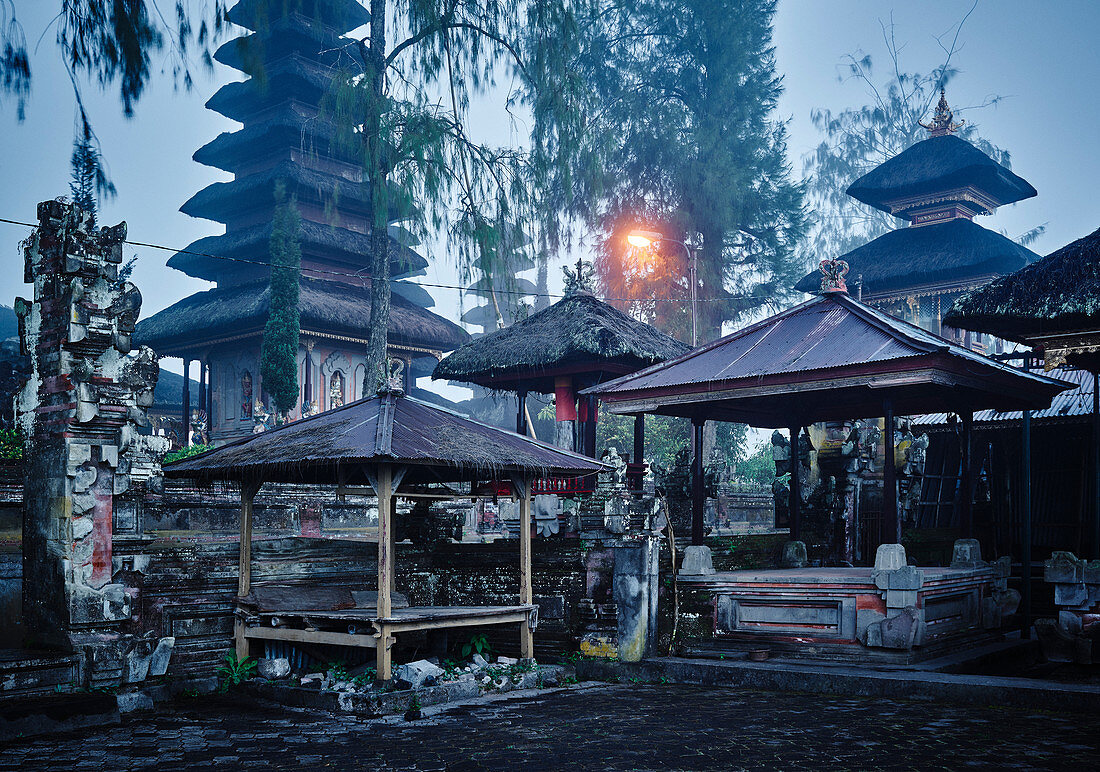 Ruhiger Tempel in der Abenddämmerung, Bali, Indonesien