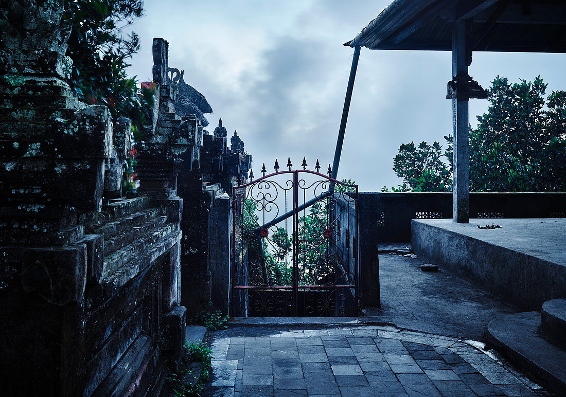 Tempeltor in der Abenddämmerung, Bali, Indonesien