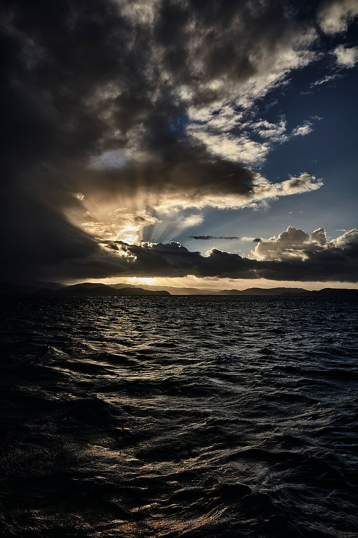 Sonnenuntergang über den Whitsunday Islands, Queensland, Australien