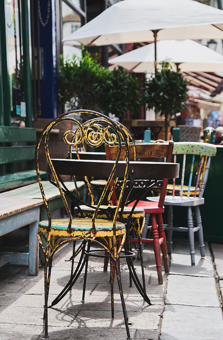 Abgenutzte und verwitterte Tische und Stühle in einem Café in Old Town, Hastings, East Sussex, UK