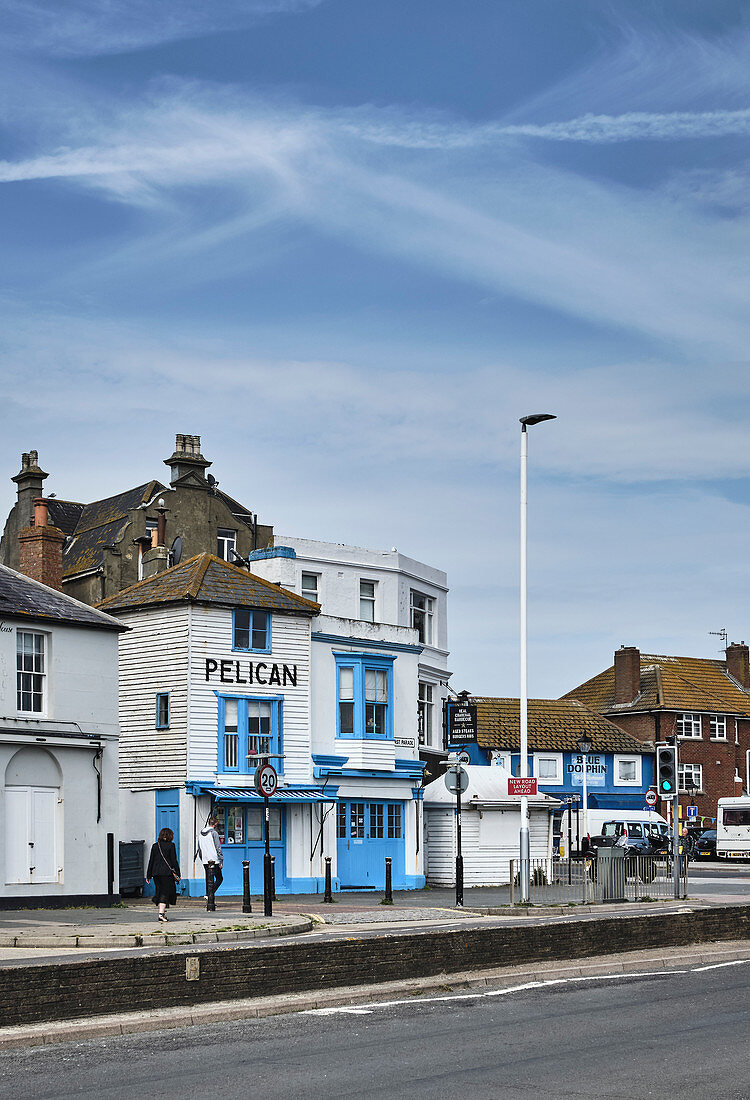 Straßenbild der Strandpromenade von Hastings an der East Parade mit Fischrestaurants, East Sussex, UK