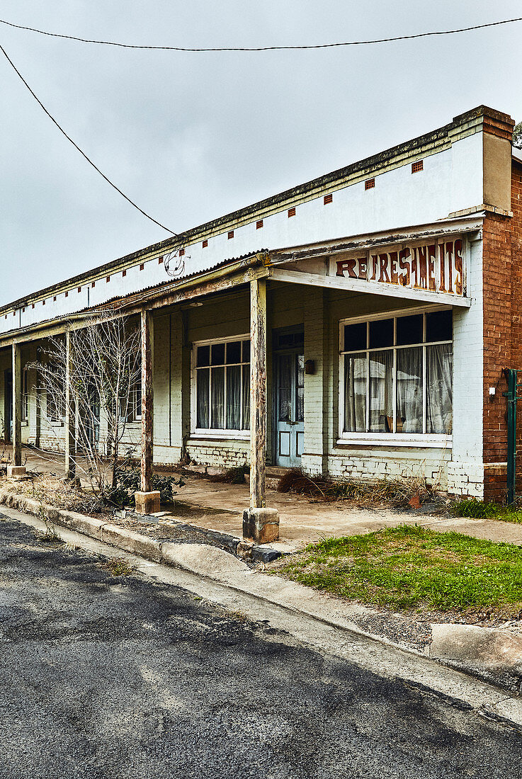 Ein Streifen alter, heruntergekommener, leerstehender Geschäfte in Mandurama, New South Wales, Australien