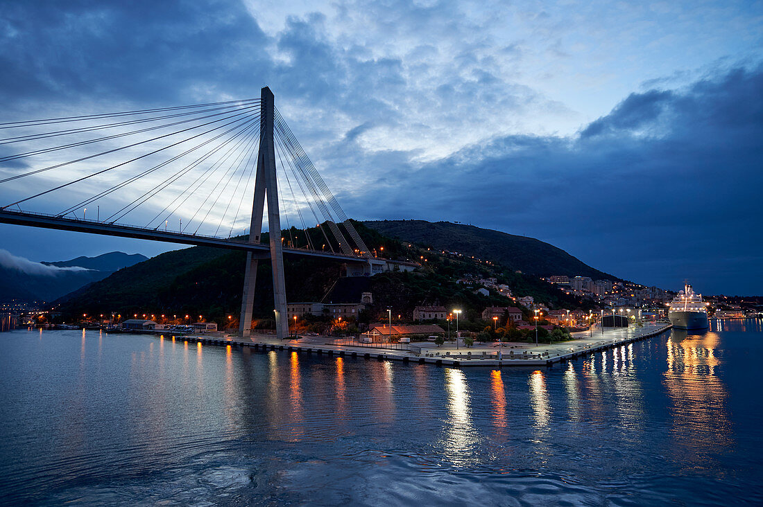 Hafeneinfahrt Dubrovnik mit Franjo-Tudman-Brücke, Kroatien, Europa
