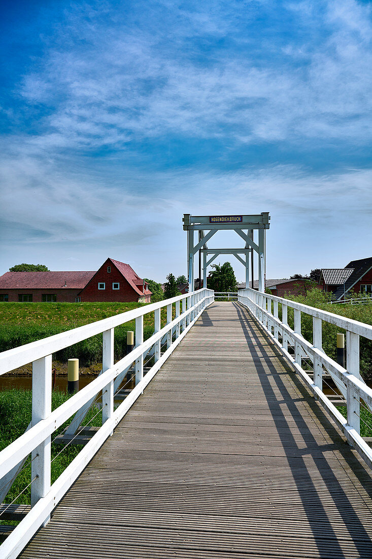 1975 errichtete Hogendiekbrücke über die Lühe in Steinkirchen mit offensichtlichem Einfluss der holländischen Besiedlung im Alten Land, Steinkirchen, Niedersachsen, Deutschland