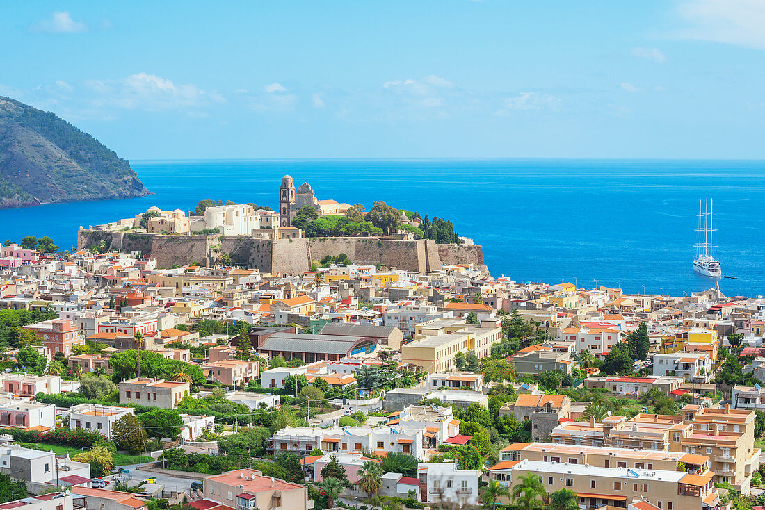 Stadt Lipari, Erhöhte Ansicht, Insel Lipari, Äolische Inseln Sizilien, Italien