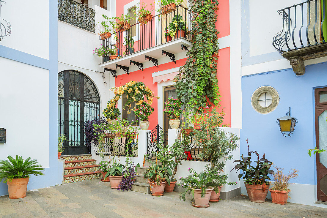 Häuser in der Altstadt, Stadt Lipari, Insel Lipari, Äolische Inseln, Sizilien, Italien