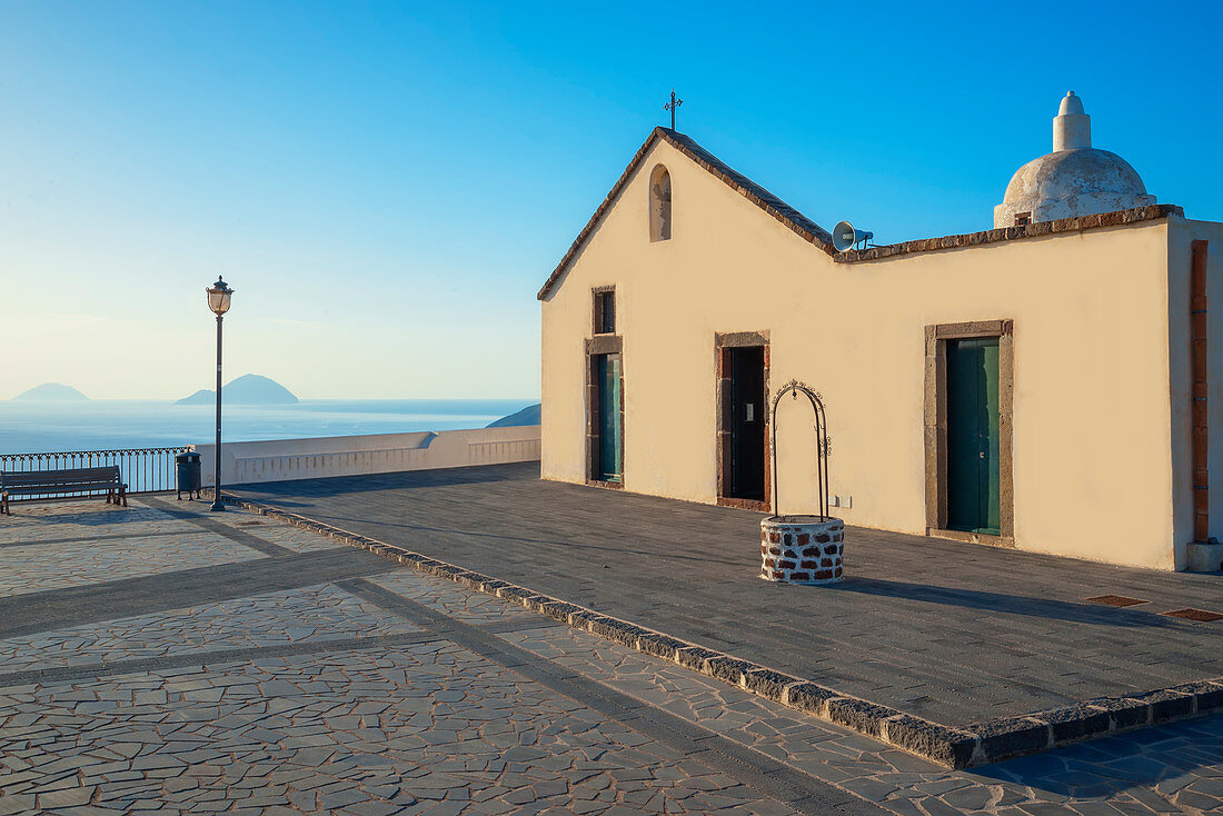 Quattropani, eine alte Kirche auf der Insel Lipari, Äolische Inseln, Sizilien, Italien