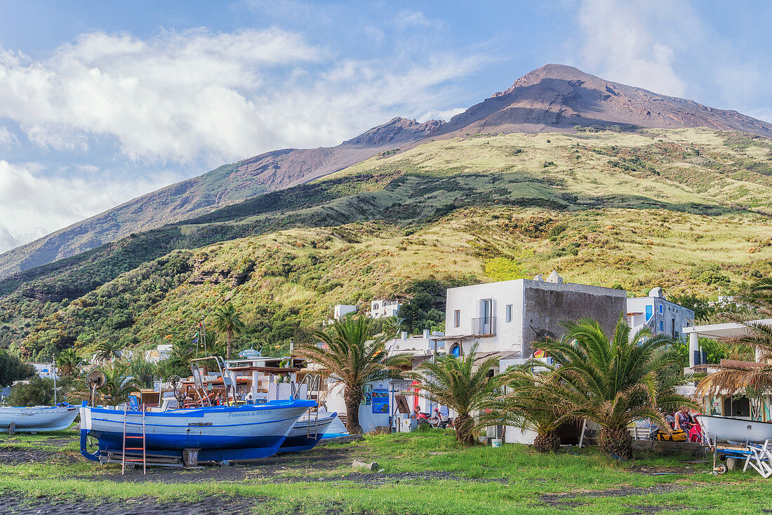 Häuser und Boote auf Stromboli, Äolische Inseln, Sizilien, Italien