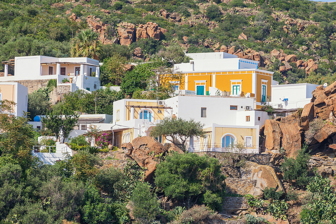 Blick auf die Insel Panarea aus dem Meer, Panarea, Äolische Inseln, Sizilien, Italien