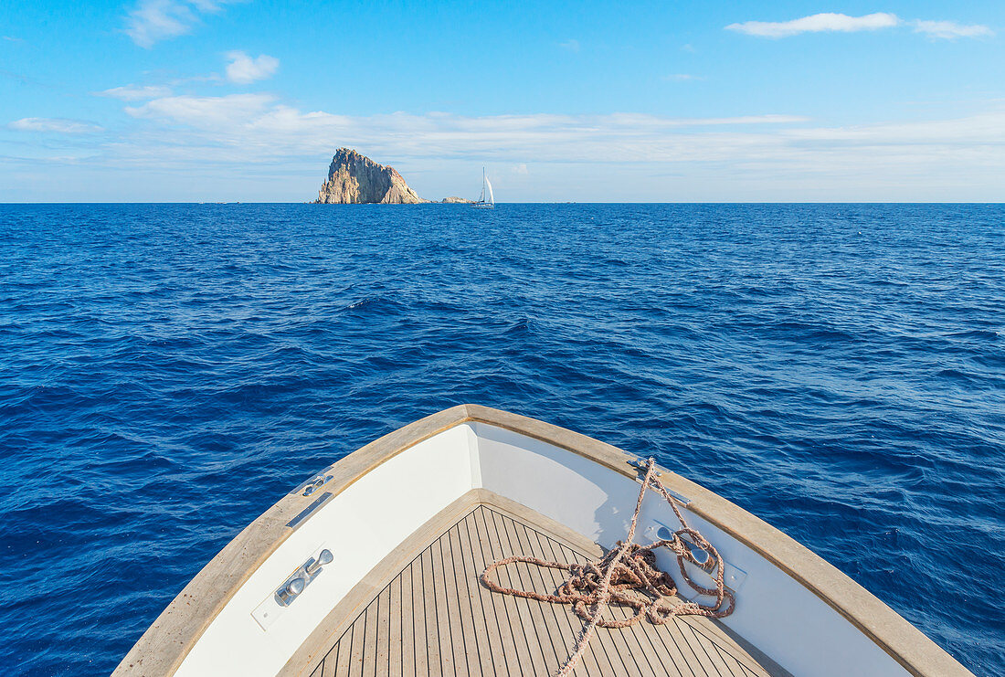 Boot segelt an der Küste Basiluzzo, Panarea, Äolische Inseln, Sizilien, Italien