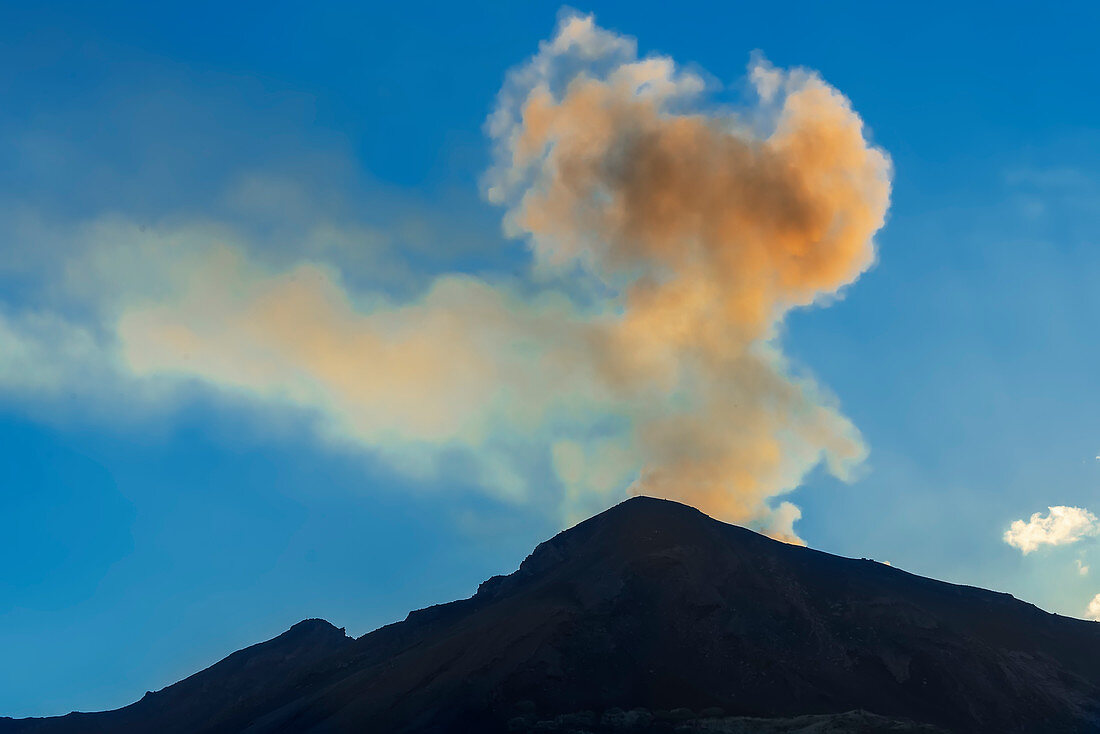 Vulkan Stromboli mit Aschewolke, Stromboli, Äolische Inseln, Sizilien, Italien