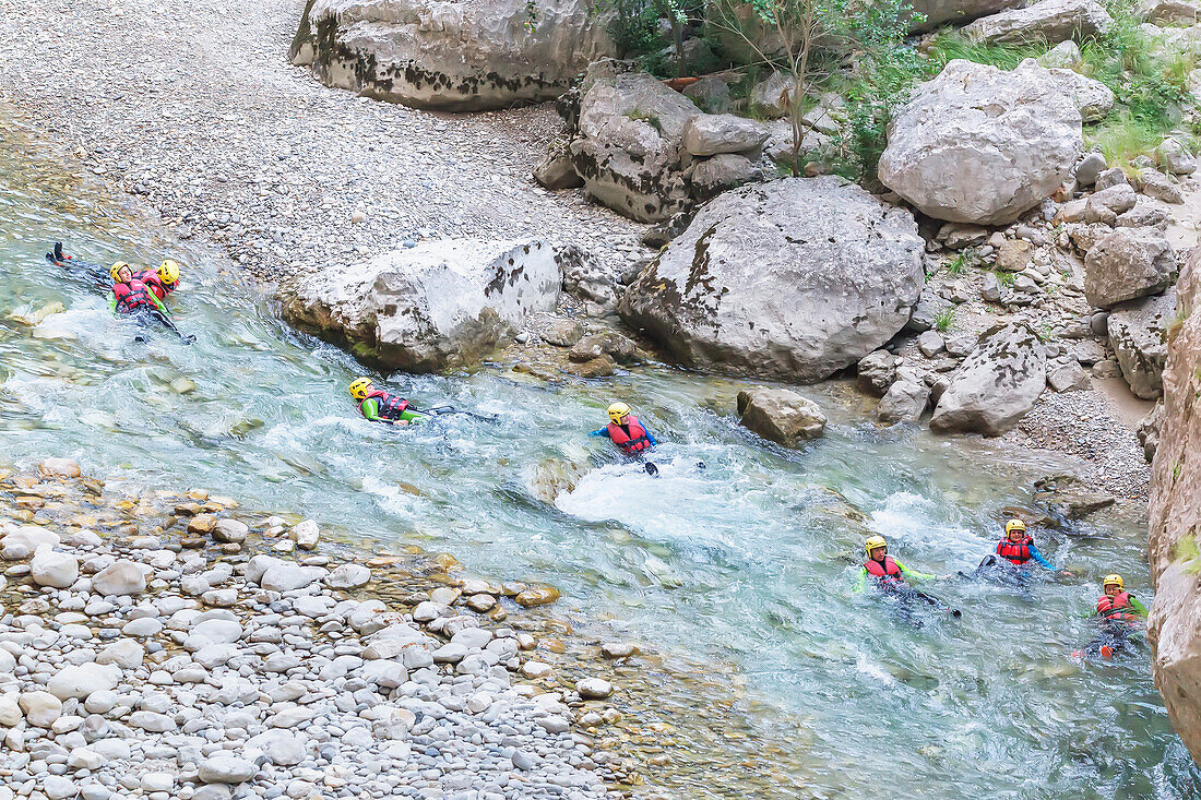 Gruppe von Menschen beim Canyoning im Fluss Verdon, Gorges du Verdon, Alpes-de-Haute-Provence, Provence, Frankreich