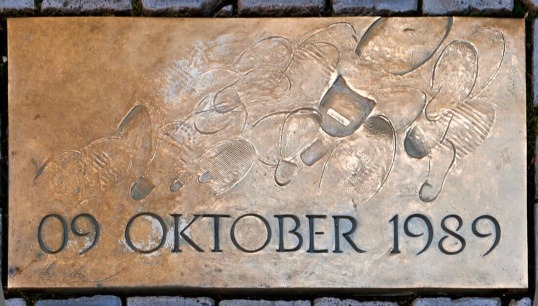 Gedenktafel "09 OKTOBER 1989" auf dem Pflaster des Nikolaikirchhofs, Leipzig, Sachsen, Deutschland