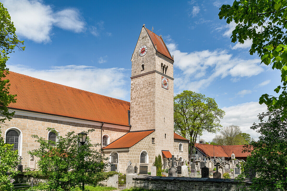 Die römisch-katholische Pfarrkirche St. Magnus in Huglfing, Bayern, Deutschland, Europa