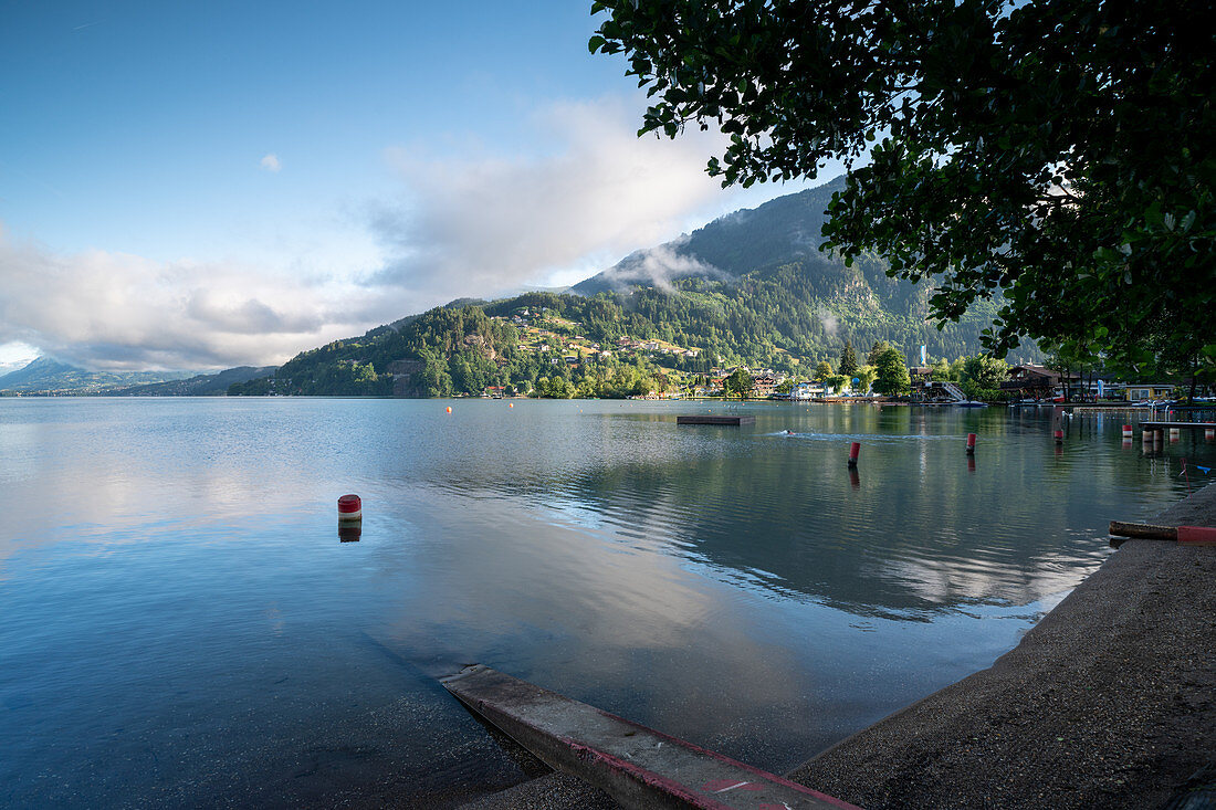 Blick über den Millstätter See vom Badestrand am Ostufer auf alpine Gebirgs- und Kulturlandschaft, Döbriach, Kärnten; Östereich, Europa.