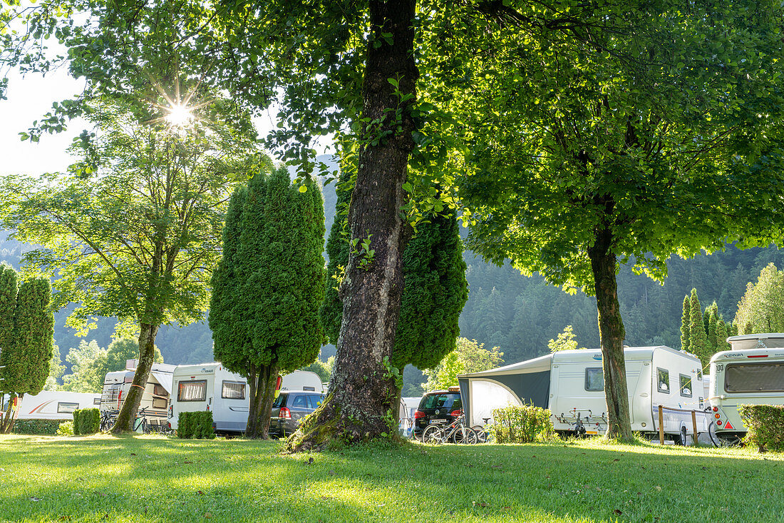 Campingplatz am Millstaetter See im Morgenlicht, Döbriach, Österreich, Europa.