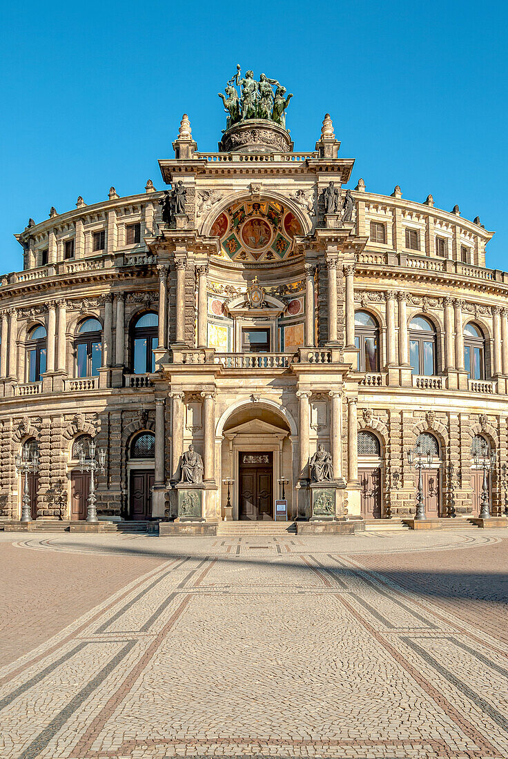 Semperoper in der Altstadt von Dresden, Sachsen, Deutschland