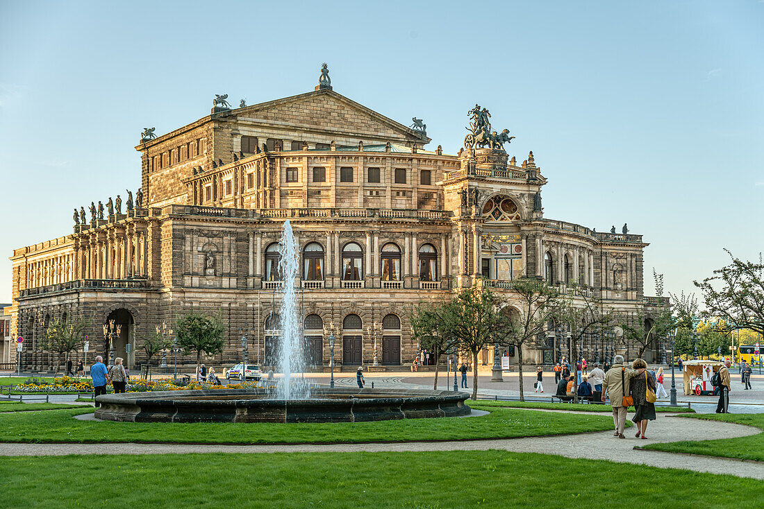 Dresdner Semperoper im Sommer, Sachsen, Deutschland.