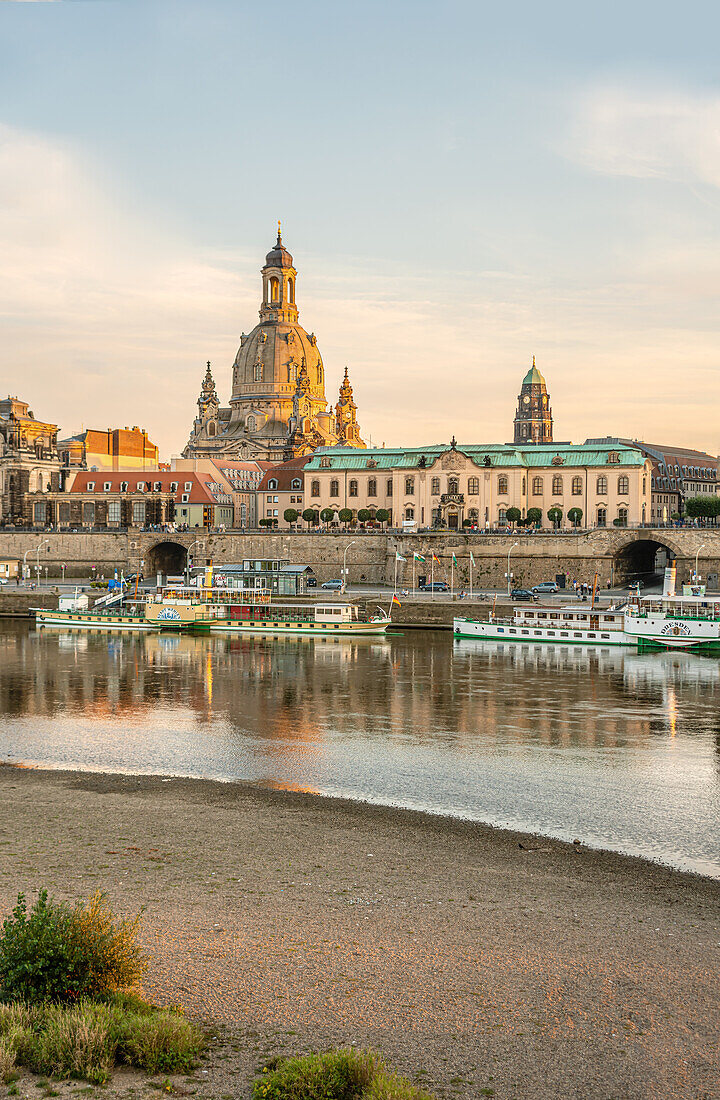 Abendstimmung an der historischen Skyline von Dresden, Sachsen, Deutschland