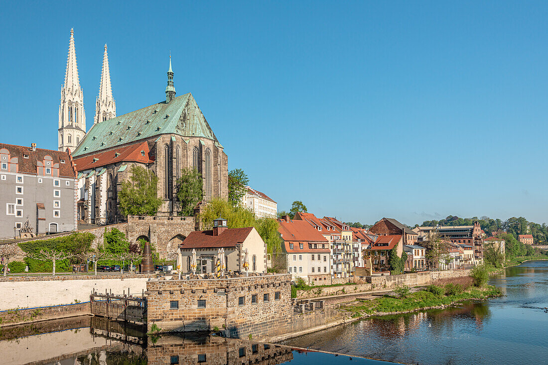 Neisseufer und Peterskirche in Görlitz, Sachsen, Deutschland