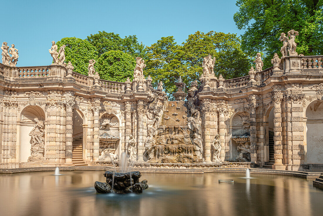 Nymphenbad Brunnen im Zwinger mit Blick auf die Grosse Kaskade, Dresden, Sachsen, Deutschland