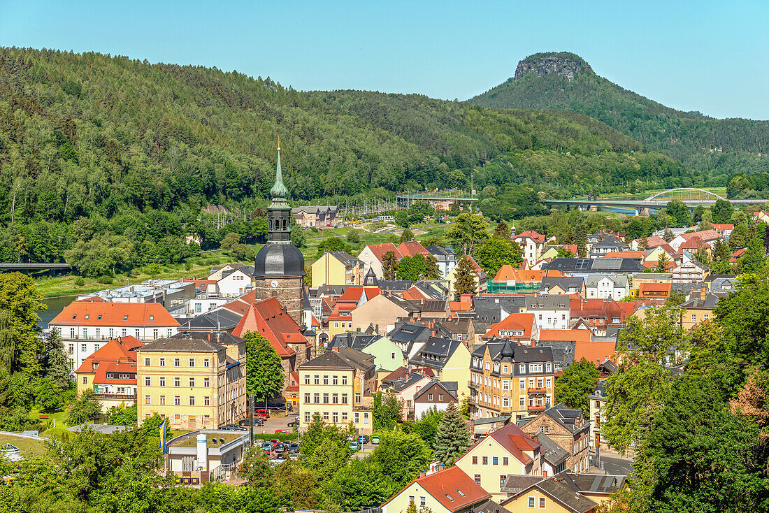 Stadtansicht von Bad Schandau im Elbsandsteingebirge, von der Aussichtsplattform des historischen Aufzuges gesehen, Sachsen, Deutschland