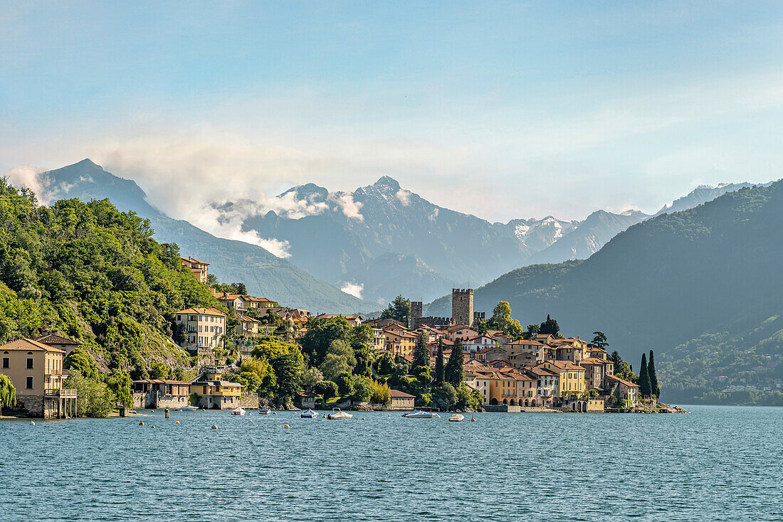 Aussicht auf Varenna am Comer See von der Seeseite gesehen, Lombardei, Italien 