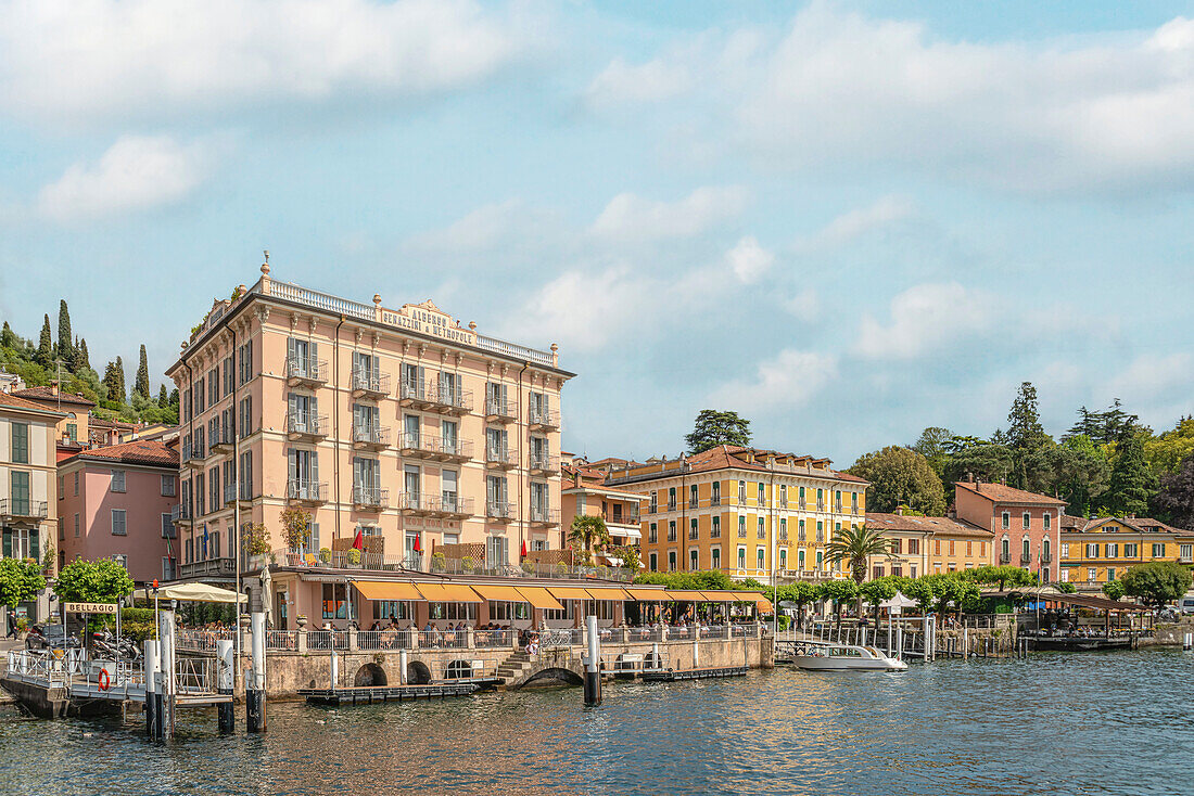 Seepromenade von Bellagio von der Seeseite gesehen, Lombardei, Italien 